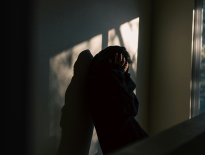 Depressed woman with head in hands: How To Deal With Separating From A Controlling And Abusive Partner