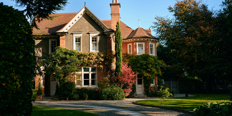 Luxury UK property related to seller's legal rights when a buyer defaults on completion. Russell-Cooke Solicitors